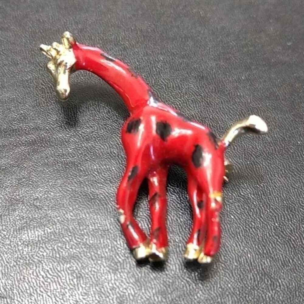 Gold tone spotted giraffe brooch vintage